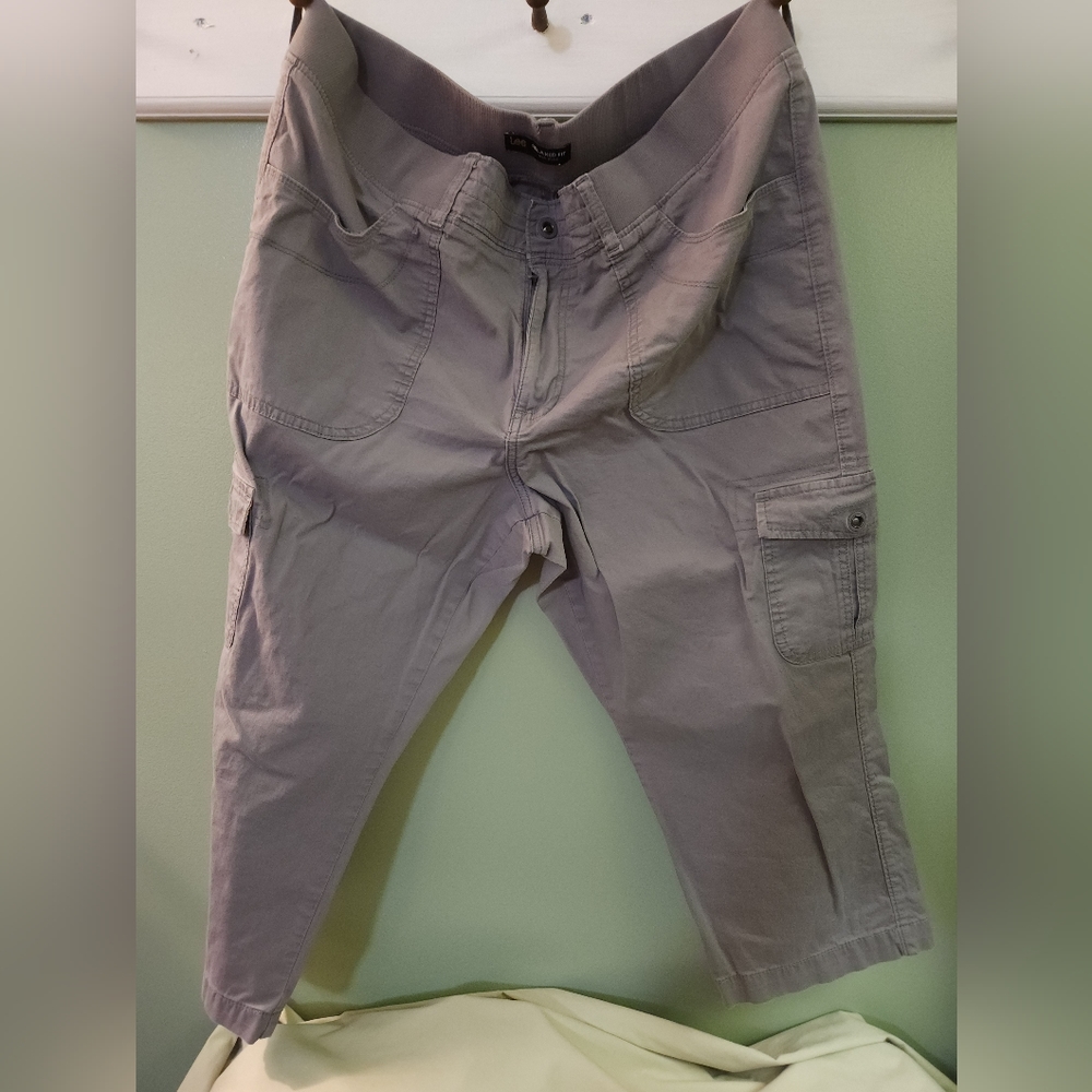 Lee relaxed fit mid rise capri size 18
